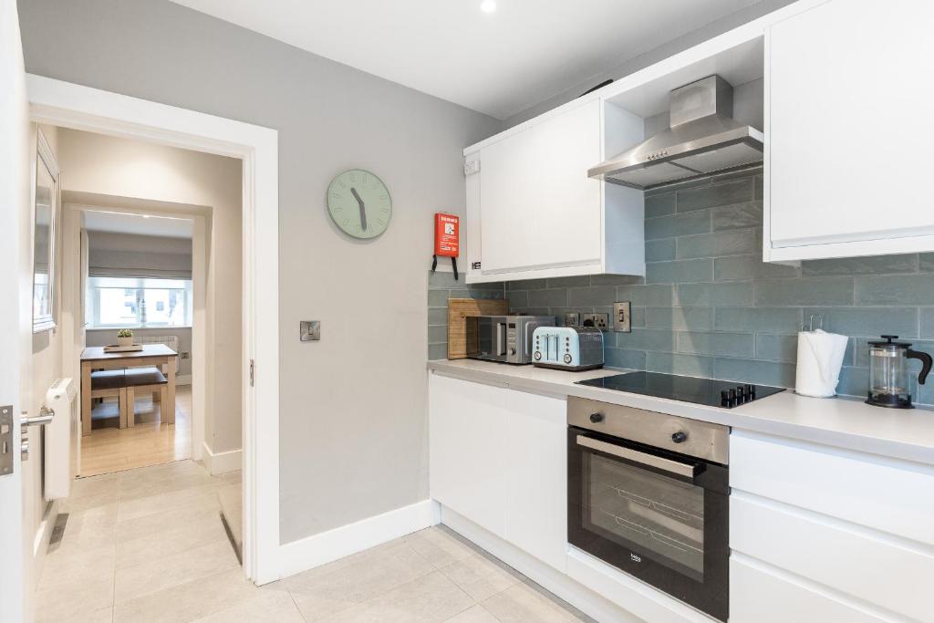 Kuchyň nebo kuchyňský kout v ubytování Cheerful 3 bed in the heart of Fethard village