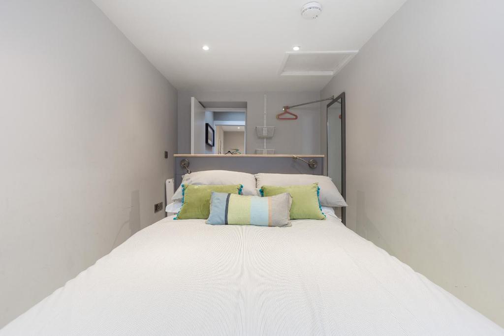 Postel nebo postele na pokoji v ubytování Cheerful 3 bed in the heart of Fethard village