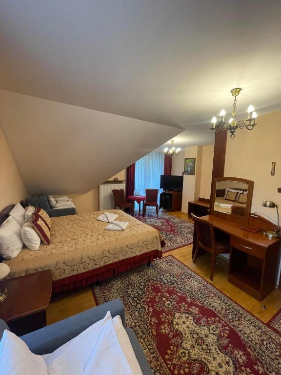 Posteľ alebo postele v izbe v ubytovaní Pensjonat Szach