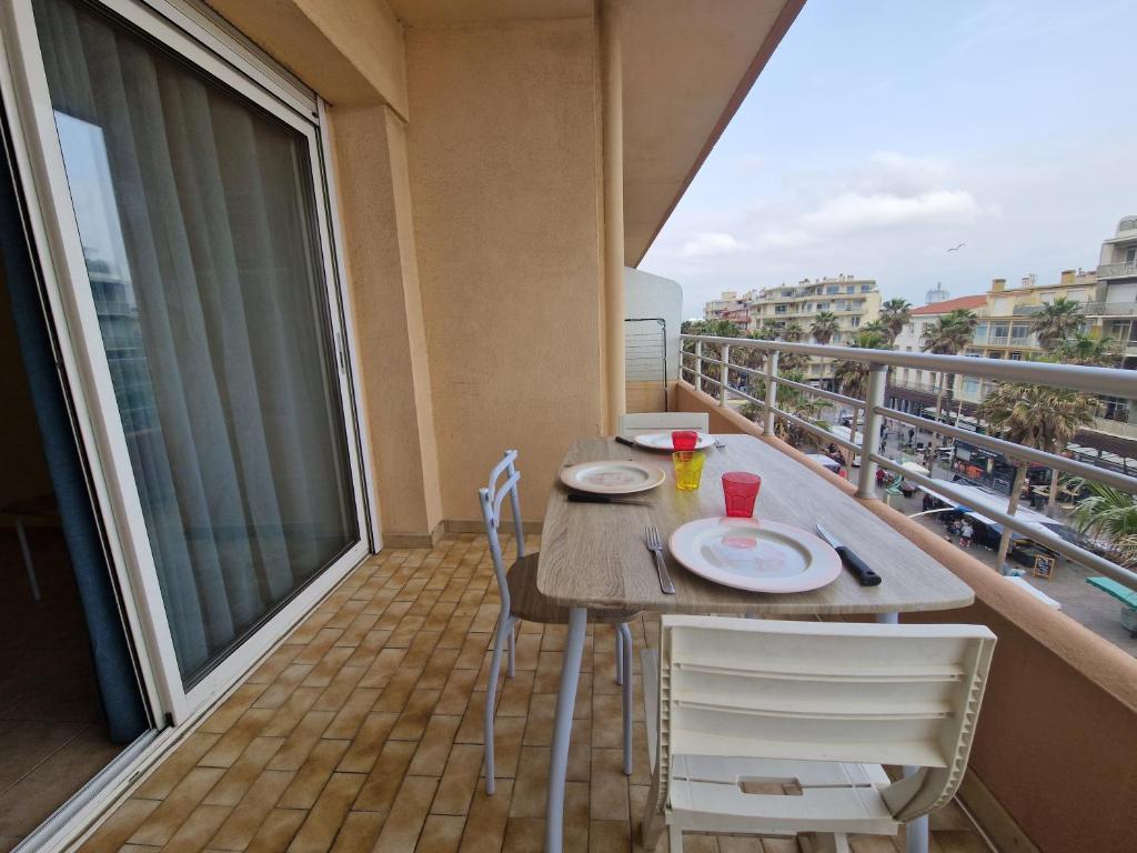 une table et des chaises sur un balcon avec vue dans l'établissement 4REG1- Appartement T2 situé au cœur de la Station Balnéaire, à Canet