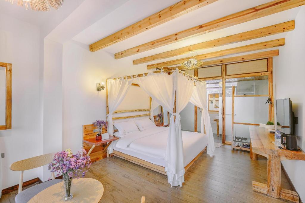 Postel nebo postele na pokoji v ubytování Swallow Nest Guesthouse