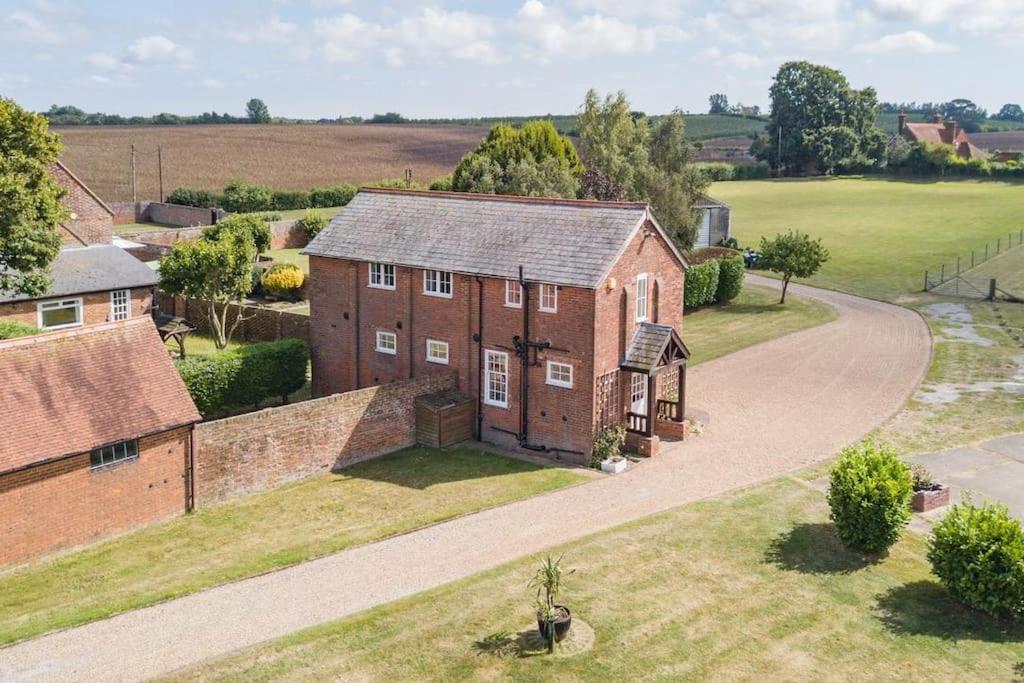 uma vista aérea de uma casa de tijolos com uma entrada em The Bothy - Charming home on a working farm em Faversham