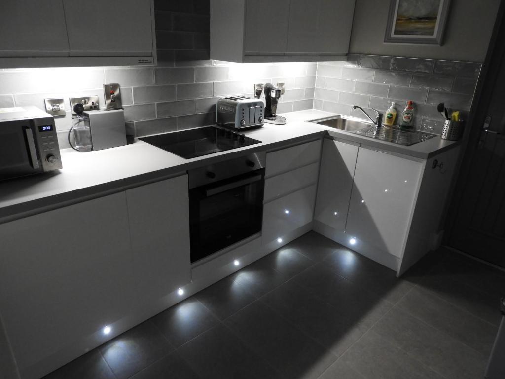 Kuchyň nebo kuchyňský kout v ubytování Cheerful 3 bed in the heart of Fethard village