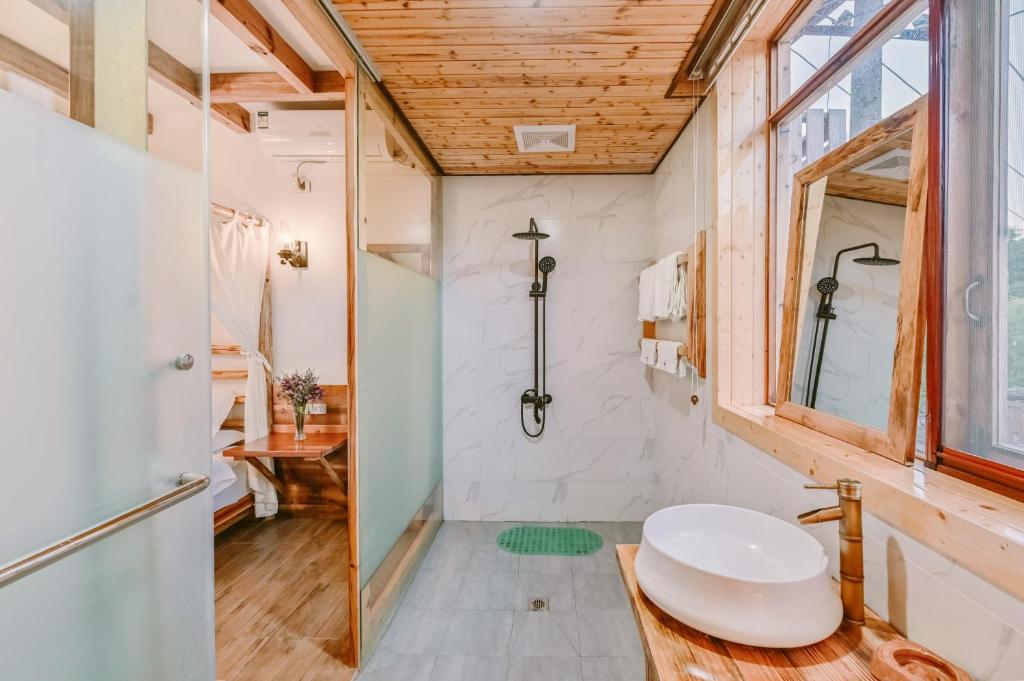 Swallow Nest Guesthouse - Deluxe Queen Room