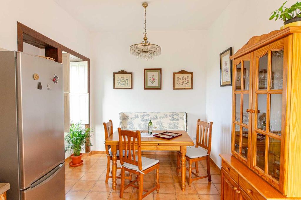 Il comprend une cuisine équipée d'une table en bois et d'un réfrigérateur. dans l'établissement Pino Redondo, à Puntagorda