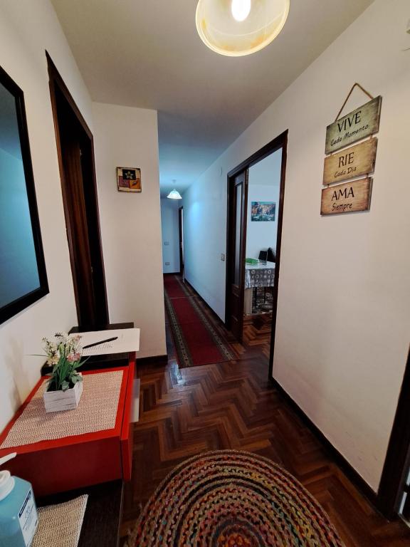 里瓦達維亞的住宿－Vivienda de uso turistico，客厅设有红色长椅和墙上的标志