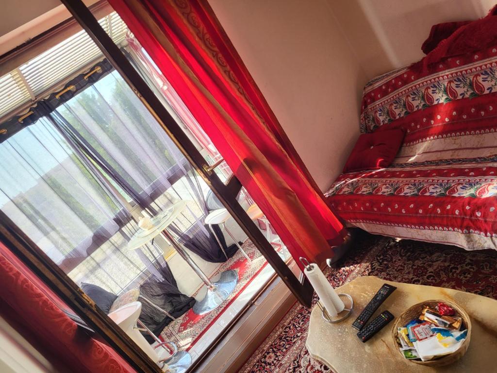 een slaapkamer met een rood bed en een raam bij Studio de Luxe in Vitry-le-François