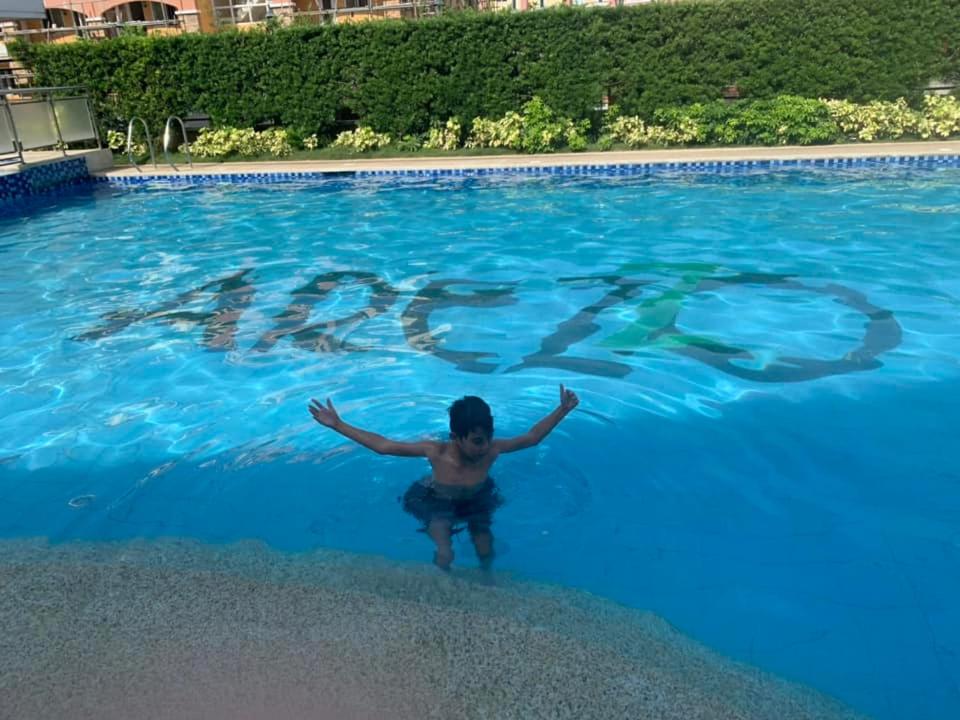 בריכת השחייה שנמצאת ב-Italian Inspired Condo in Davao by AAG או באזור