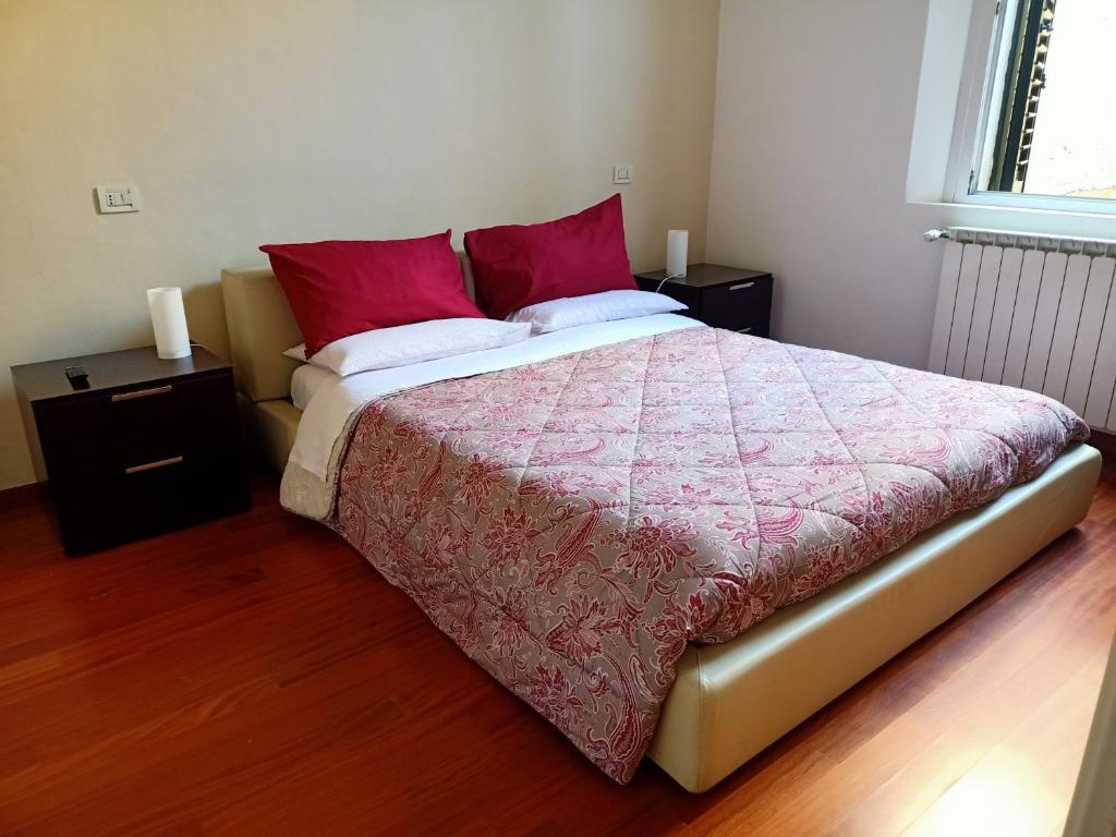 - une chambre avec un grand lit et des oreillers rouges dans l'établissement Masc 26, à Bologne
