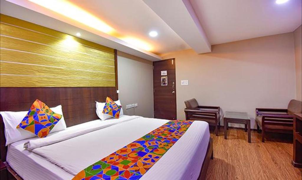 - une chambre avec un grand lit et un bureau dans l'établissement FabExpress Ocean Inn Colva, à Marmagao