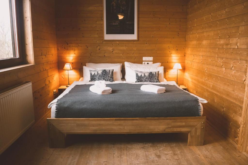 um quarto com uma cama com duas toalhas em Naturnahes Familienchalet mit Garten - Wifi - Netflix - nur 15 Minuten vom Chiemsee und 35 Minuten von München entfernt em Vogtareuth