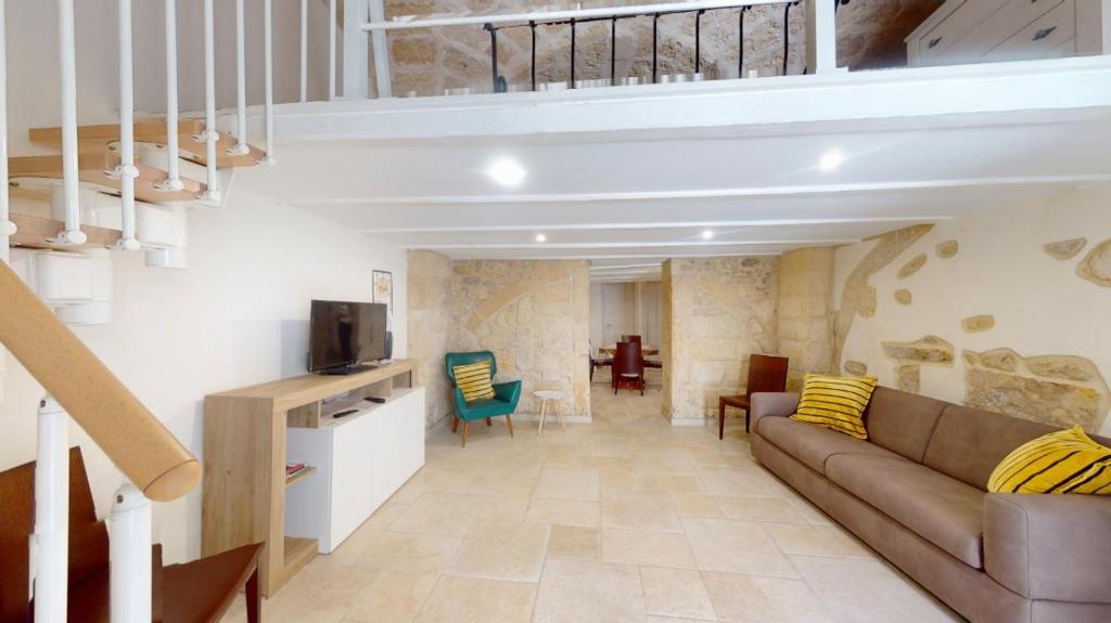 a living room with a couch and a tv at Lupiae Casa Vacanze in Lecce