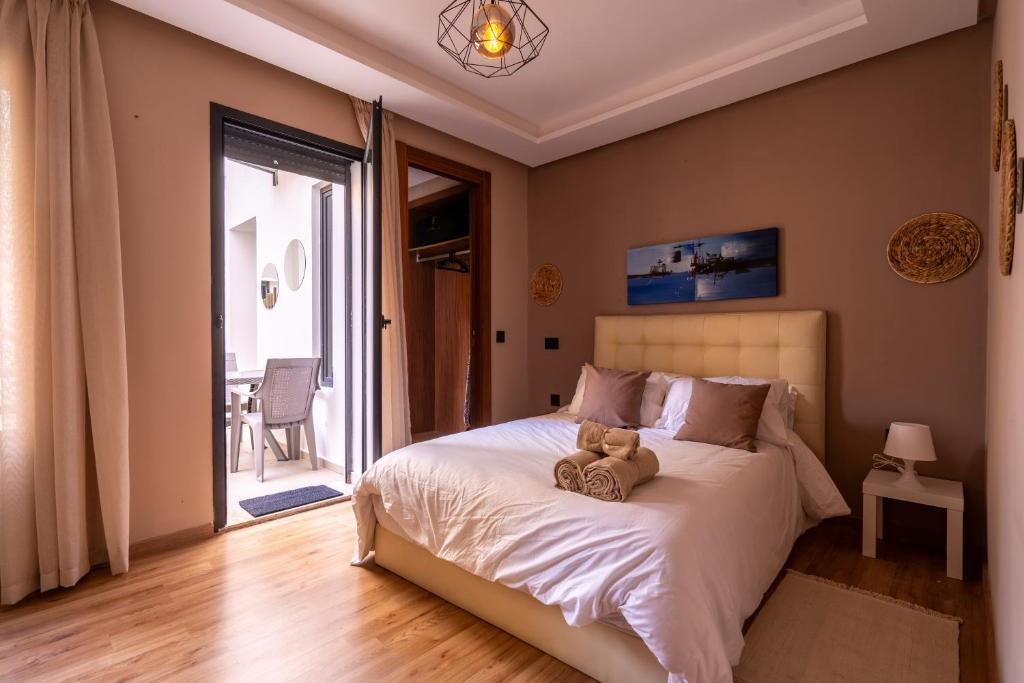 un osito de peluche sentado en una cama en un dormitorio en Suite Apt Bourgogne N°2, 2 P, en Casablanca