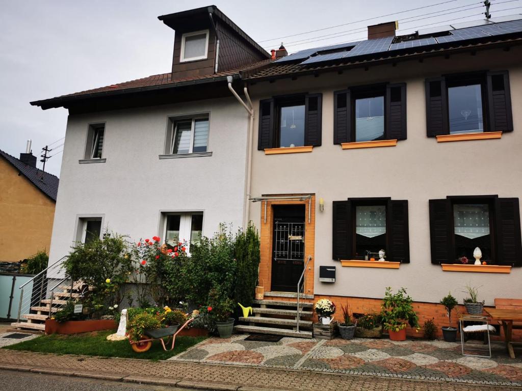 una casa blanca con ventanas negras y una puerta en Gästehaus Schu, en Marpingen