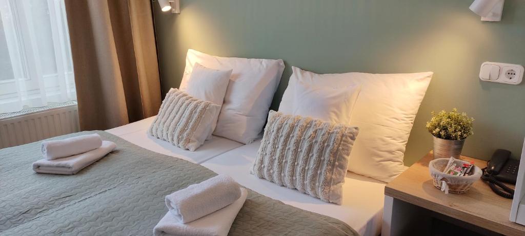 Posteľ alebo postele v izbe v ubytovaní Budapest Csaszar Hotel