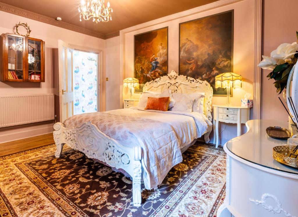 Postel nebo postele na pokoji v ubytování KIRA Beach House, Large luxury 2 bedroom apartment