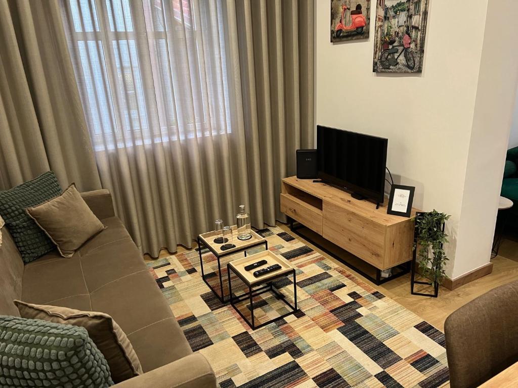 Uma TV ou centro de entretenimento em Francisca City House