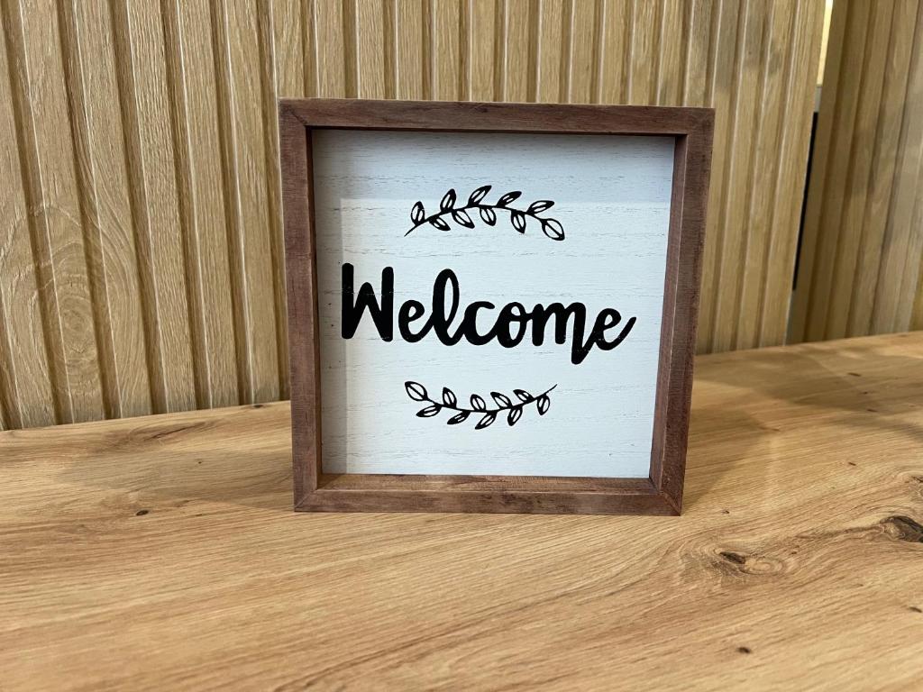 una señal con la palabra bienvenida sentada en una mesa en Francisca City House, en Vila Nova de Gaia