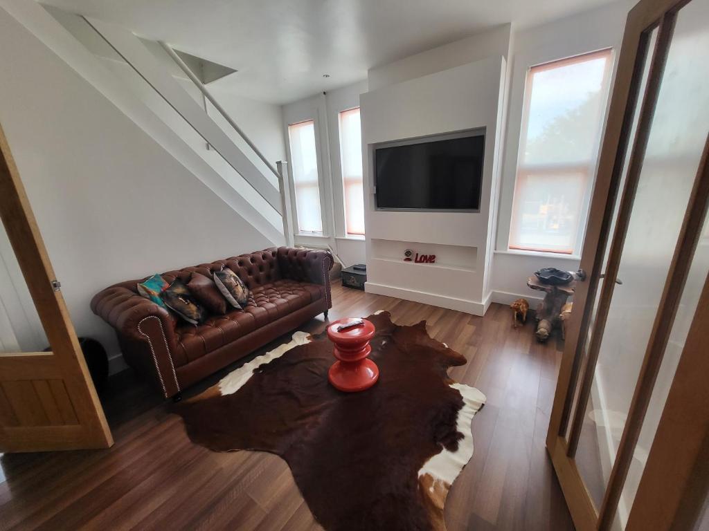 A seating area at Remarkable 1-Bed House the entire first floor