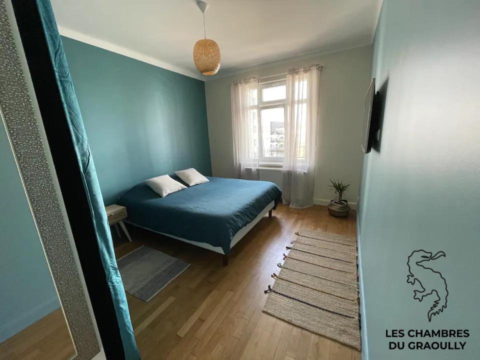 - une chambre avec un lit bleu et une fenêtre dans l'établissement Les chambres du Graoully - Le 109 - Metz Gare - Parking inclus - NO S-model, à Metz