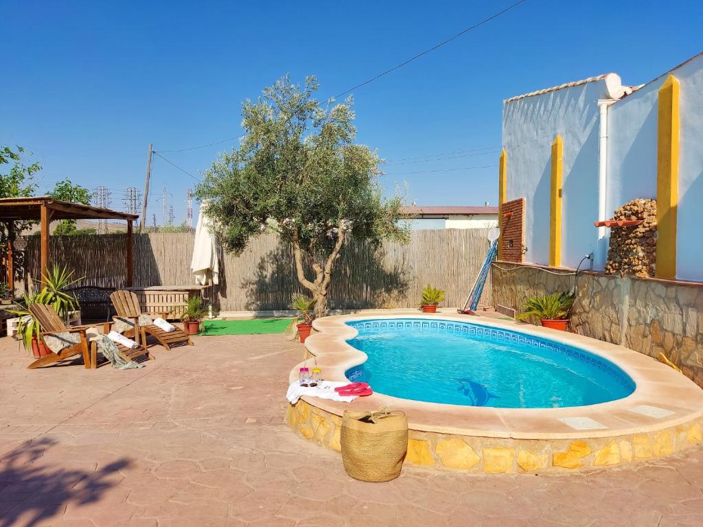 una piscina en un patio con patio en Cortijo los Dolmenes, en Antequera