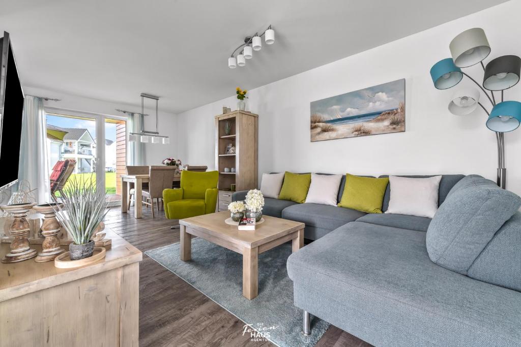 ein Wohnzimmer mit einem Sofa und einem Tisch in der Unterkunft Lieblingsort in Olpenitz