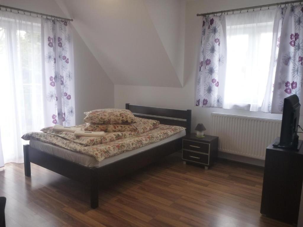 OŚRODEK WYPOCZYNKOWY NAD STAWEM - kameralny wybierany przez Gości ceniących ciszę, smaczne śniadania i komfortowy wypoczynek w bezpośrednim sąsiedztwie parku zdrojowego - 10