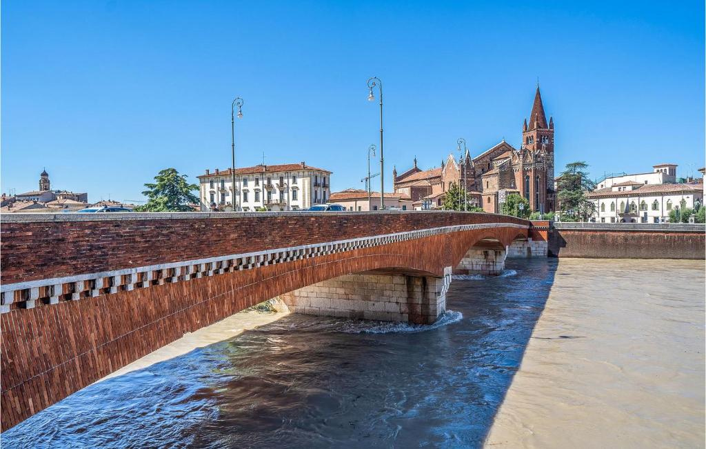 ヴェローナにあるAwesome Apartment In Verona With Wifiの都市の川上のレンガ橋