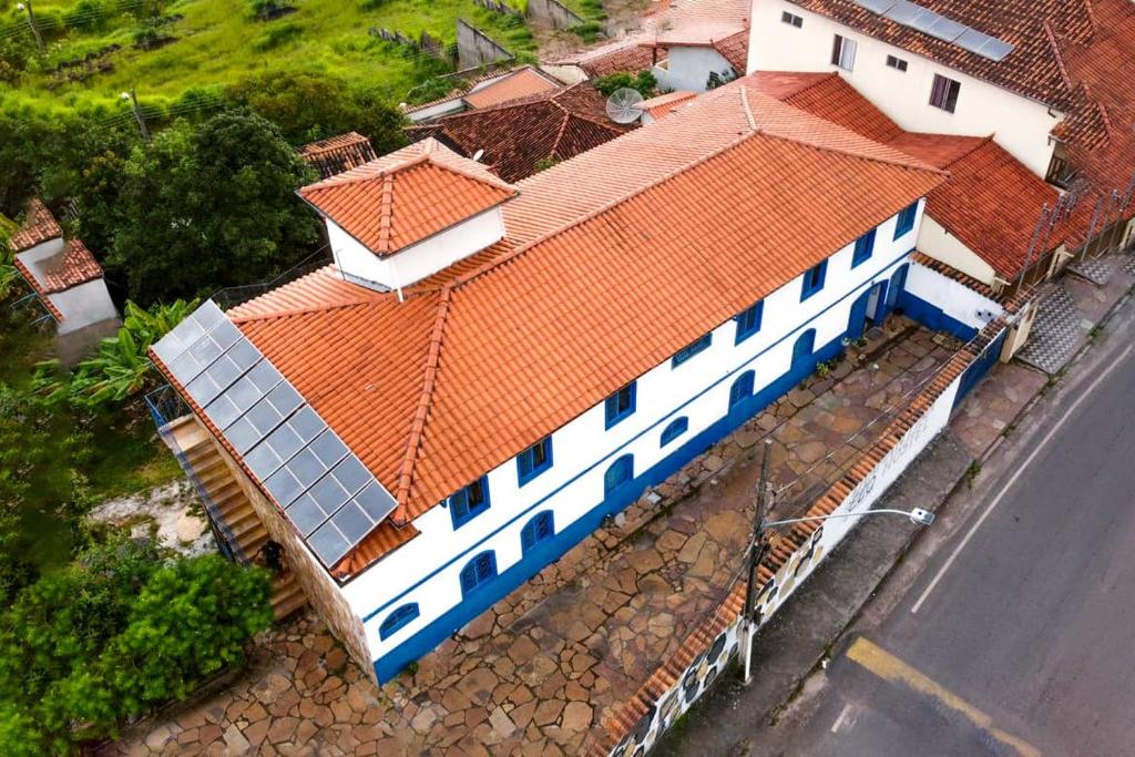 eine Aussicht auf ein Haus mit orangefarbenem Dach in der Unterkunft Diamantina Ecohostel in Diamantina