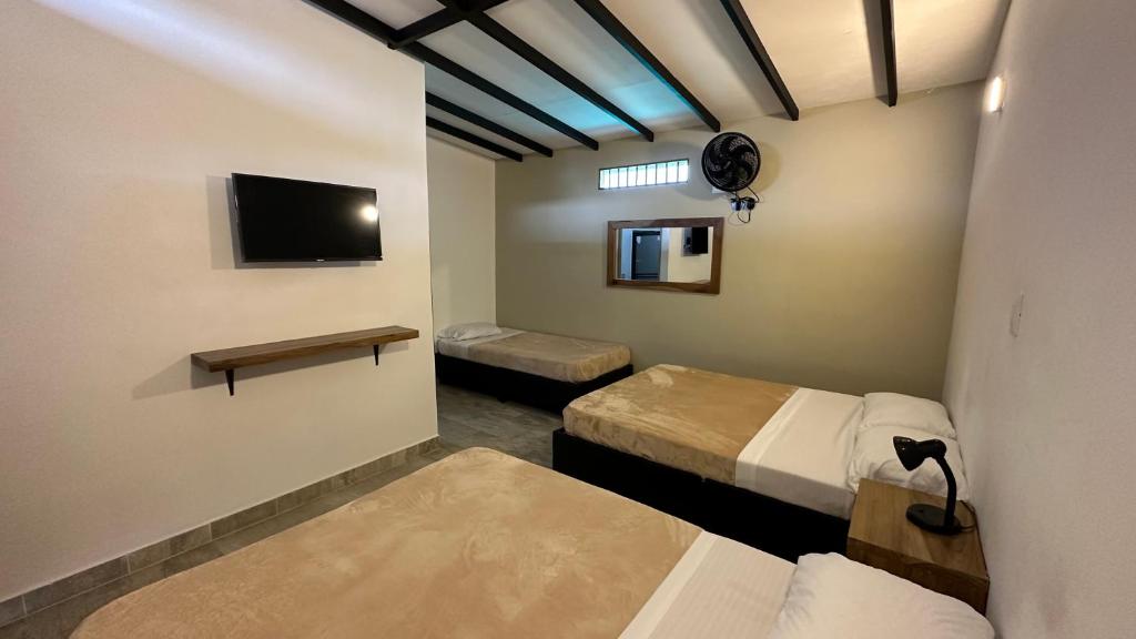 Una televisión o centro de entretenimiento en Baum Hotel