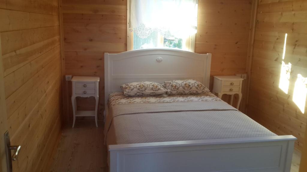 A bed or beds in a room at Paradise Garden Apartments