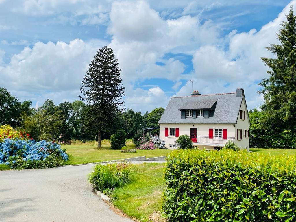 Maison au calme grand jardin privé aire de jeux Lac de Guerledan - Housity