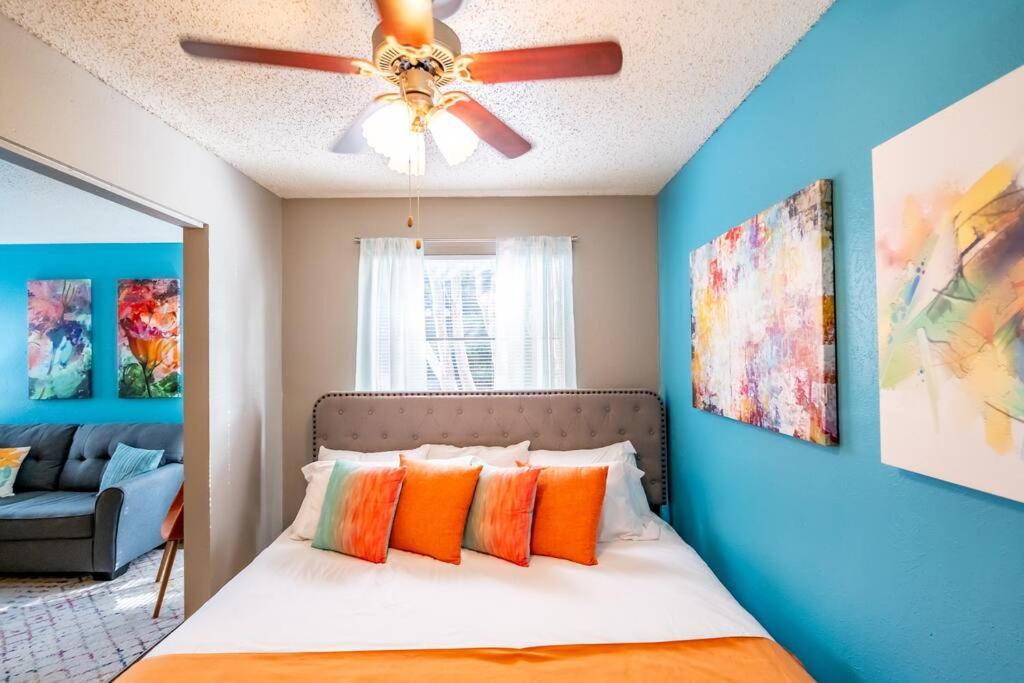 een slaapkamer met een bed en een plafondventilator bij Entire Place King Bed Washer Dryer Fast WiFi 2 Cars #509 in Fort Worth