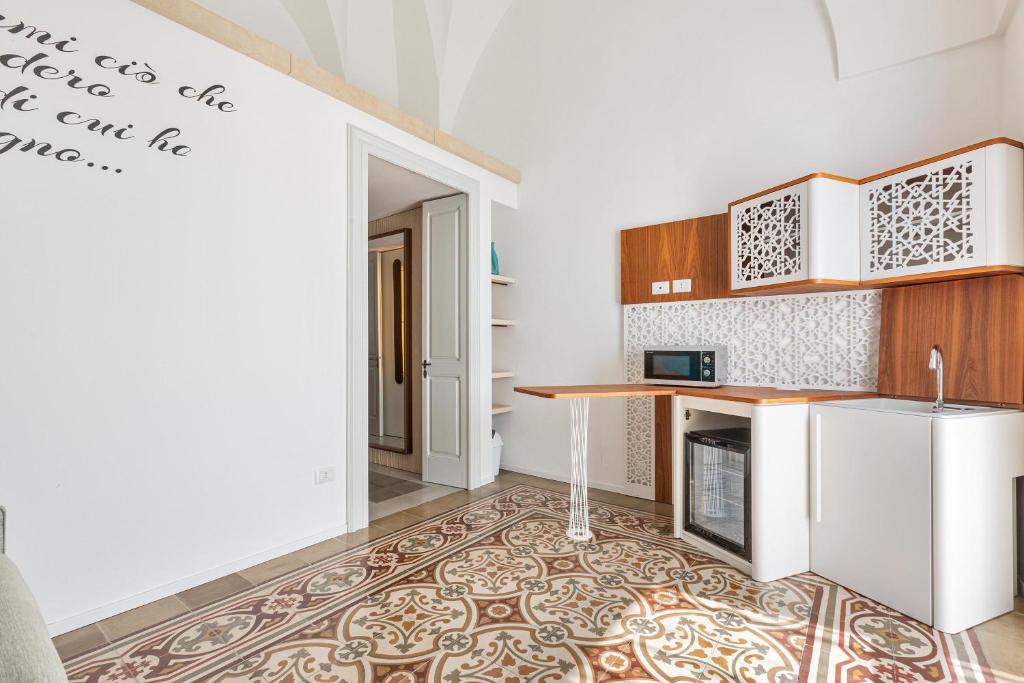 uma cozinha com uma mesa e uma lareira em B&B Palazzo Flora em Collepasso