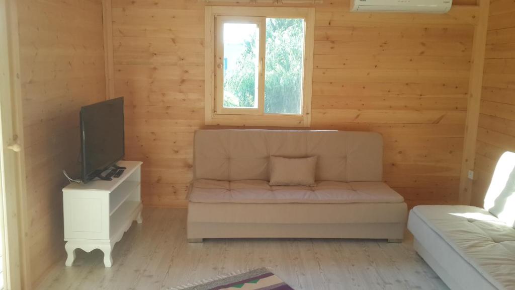 A television and/or entertainment centre at Paradise Garden Apartments