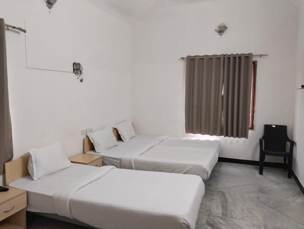 Postel nebo postele na pokoji v ubytování Roshini Serviced Apartments