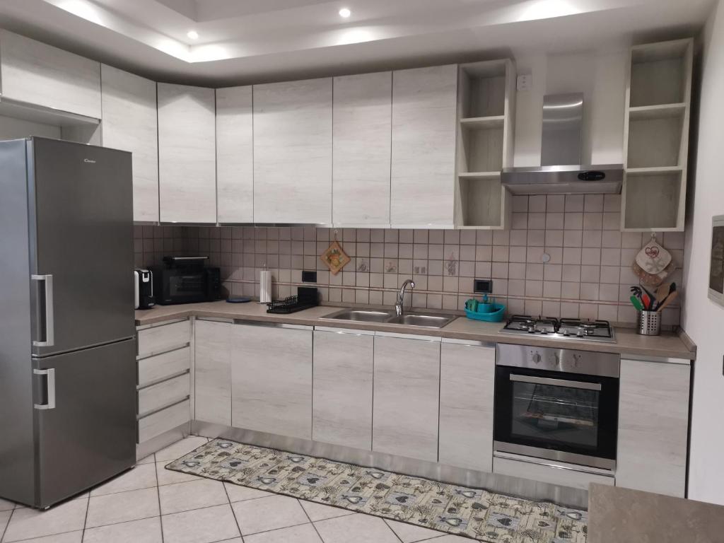 Kuchyň nebo kuchyňský kout v ubytování CAV Casa del vecchio faggio - 4 stelle - Nebbiuno Lago Maggiore