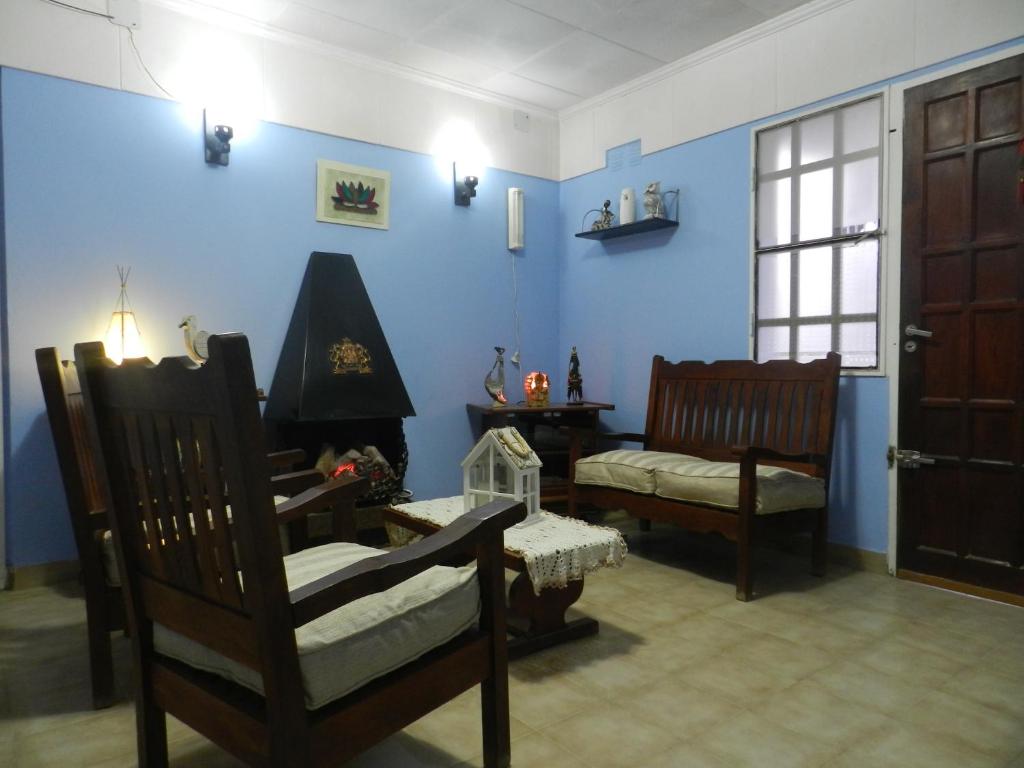 馬德琳港的住宿－Lo de Lili，客厅拥有蓝色的墙壁和两把椅子