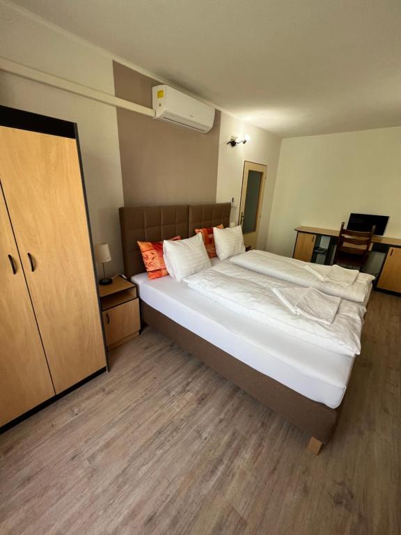 Postel nebo postele na pokoji v ubytování Hotel Senica, Garni