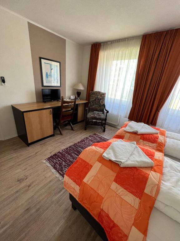 Postel nebo postele na pokoji v ubytování Hotel Senica, Garni