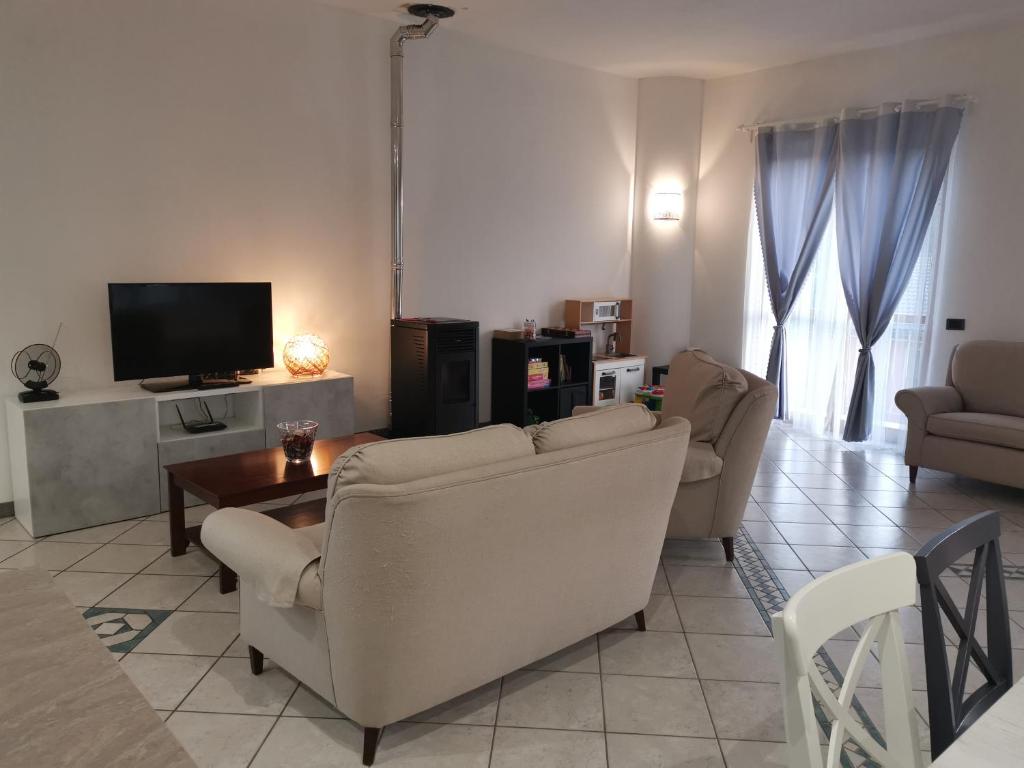 TV a/nebo společenská místnost v ubytování CAV Casa del vecchio faggio - 4 stelle - Nebbiuno Lago Maggiore
