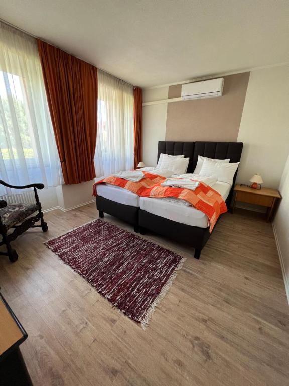 Postel nebo postele na pokoji v ubytování Hotel Senica, Garni