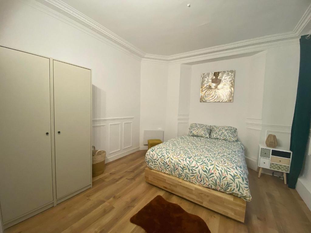 ein Schlafzimmer mit einem Bett und einem Wandgemälde in der Unterkunft House Paris 13ème in Ivry-sur-Seine