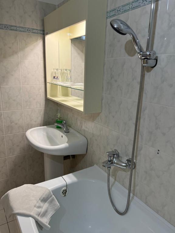 Koupelna v ubytování Hotel Senica, Garni