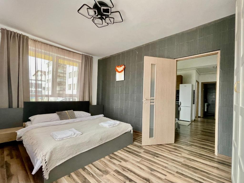 um quarto com uma cama grande e um espelho em YamaLux Apartments - Cozy Double - WestSide 3 em Floresti