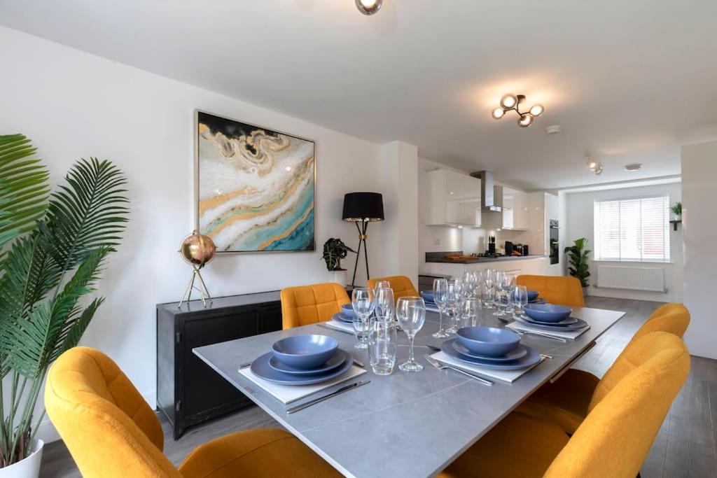 a dining room with a long table and chairs at Stunning 4 Bed 3 Bathroom Home 