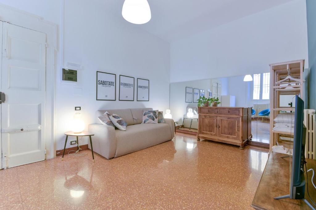 een woonkamer met een bank en een tafel bij MONO Apartments Saragozza in Bologna