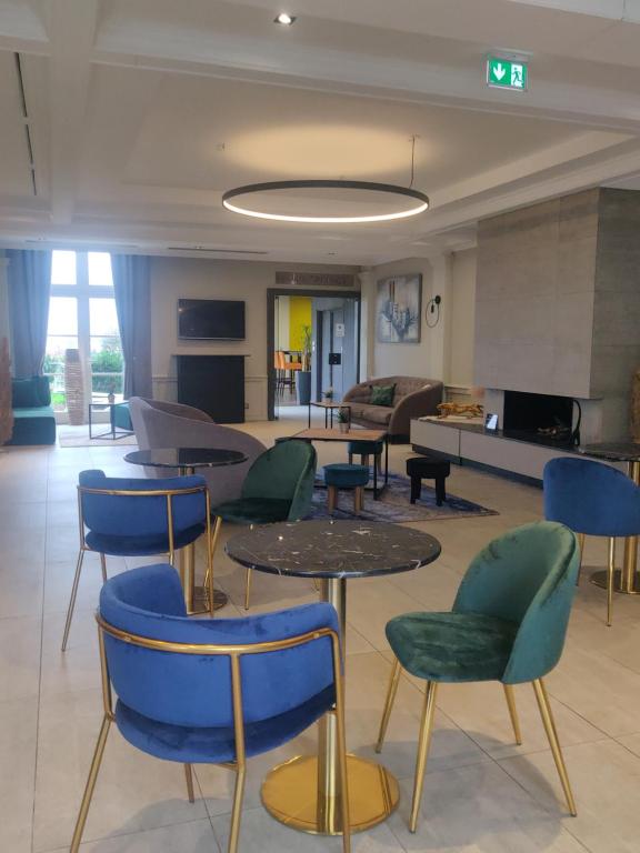 Posezení v ubytování Logis Hôtel Les Tuileries