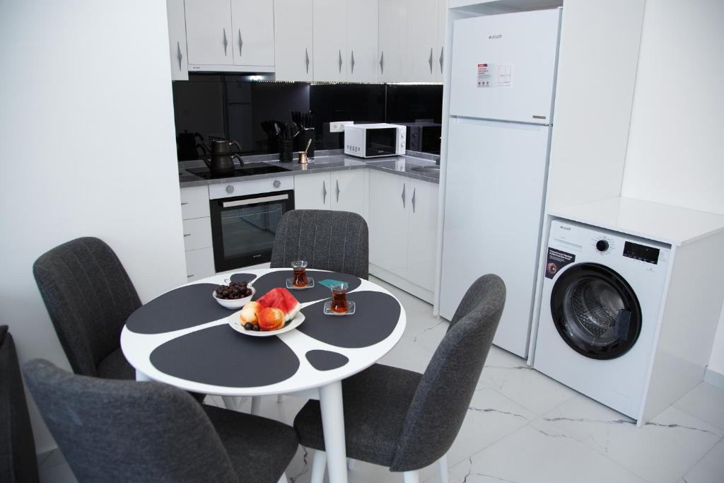 eine Küche mit einem Tisch und einer Obstschale darauf in der Unterkunft ArtLife apartments (VAN GOGH) in Alanya