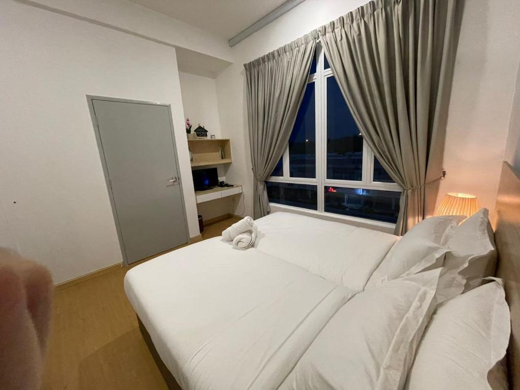 Postel nebo postele na pokoji v ubytování Husfa Modern Oasis Mahkota Valley